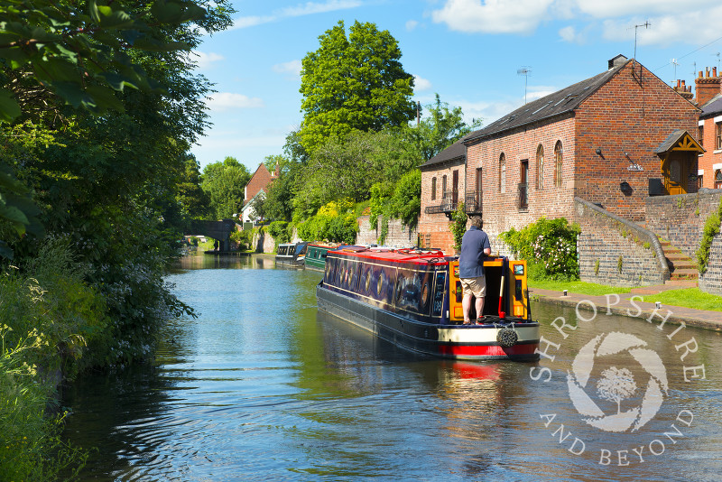 A narrowboat on the Staffordshire and Worcestershire Canal at Stourport-on-Severn, Worcestershire, England.
