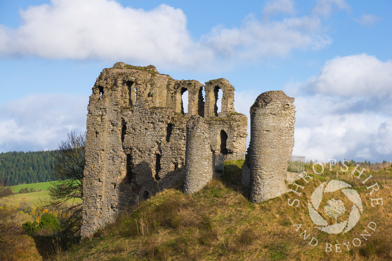 The ruins and extensive earthworks of Clun Castle with its 13th century keep, Shropshire, England.