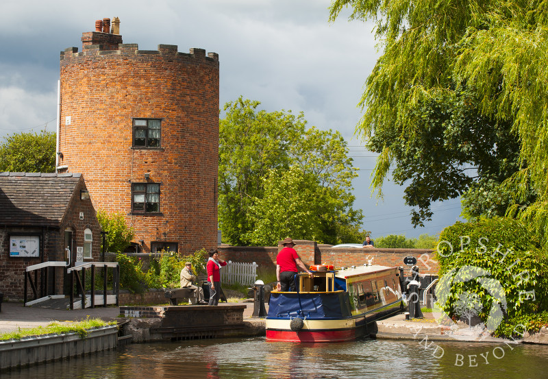 A narrowboat at Gailey Top Lock, Staffordshire, on the Staffordshire and Worcestershire Canal.