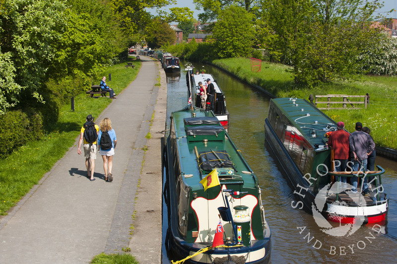 Walkers on the towpath alongside the Llangollen Canal at Ellesmere Wharf, Shropshire, England.