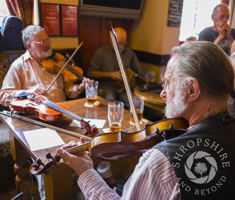 Musicians perform in the Wheatsheaf public house during Shrewsbury Folk Festival, Shropshire, England.