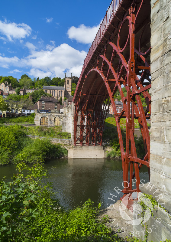 The Iron Bridge, over the River Severn, at Ironbridge, Shropshire.