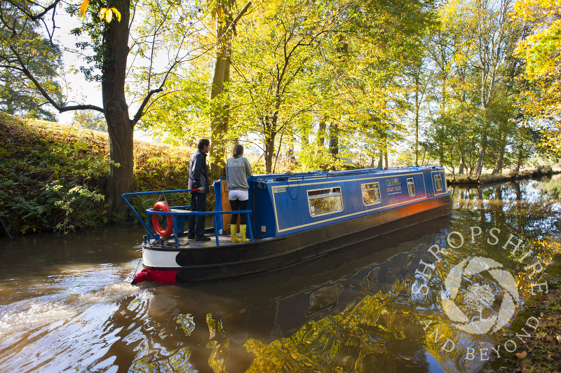 Autumn colour along the Llangollen Canal at Ellesmere, Shropshire, England.