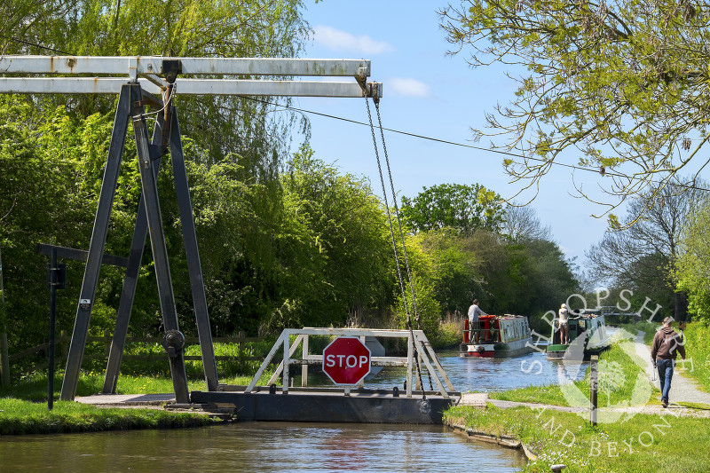 Lift bridge on the Llangollen Canal near Whixall Moss, north Shropshire.