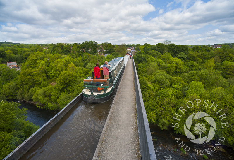 A narrowboat on the Llangollen Canal passes over the River Dee on the Pontcysyllte Aqueduct, north east Wales.