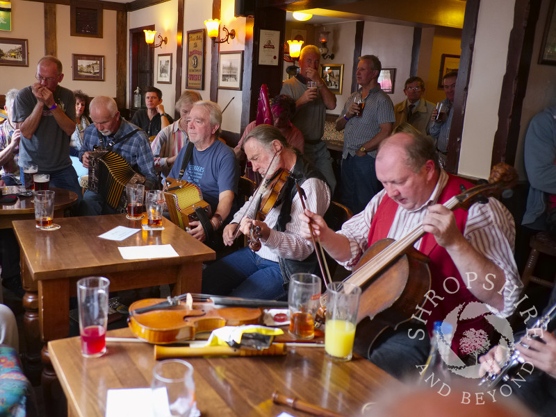 Musicians performing in the Wheatsheaf pub in High Street during Shrewsbury Folk Festival, Shropshire, England.