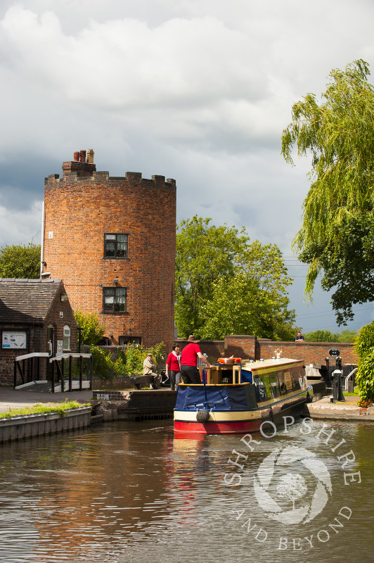 A narrowboat at Gailey Top Lock, Staffordshire, on the Staffordshire and Worcestershire Canal.