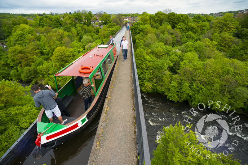 A narrowboat on the Llangollen Canal passes over the River Dee on the Pontcysyllte Aqueduct, north east Wales.