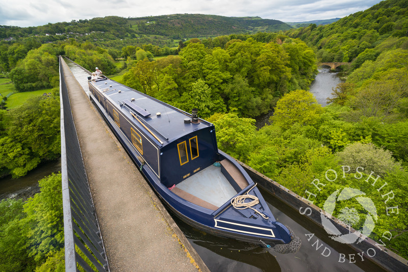 A narrowboat on the Llangollen Canal passes over the River Dee on the Pontcysyllte Aqueduct, north east Wales.